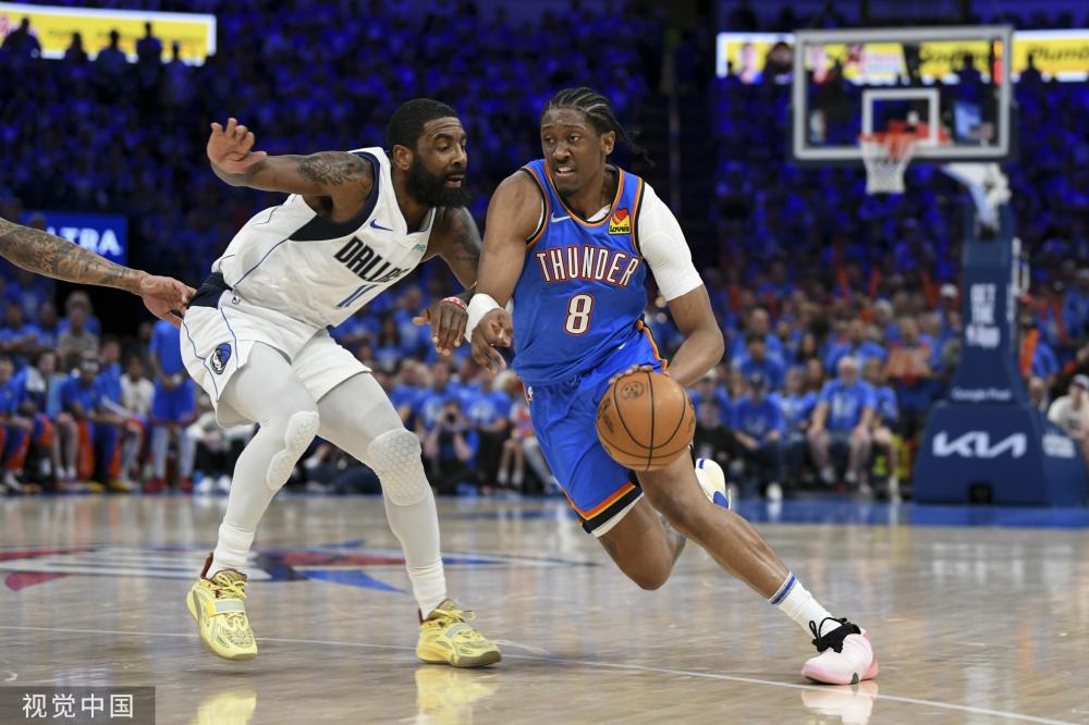 赛后接受采 赛后接受采