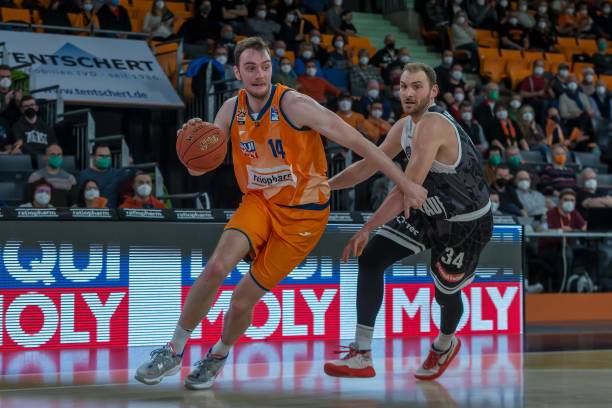 调高位逼抢 调高位逼抢